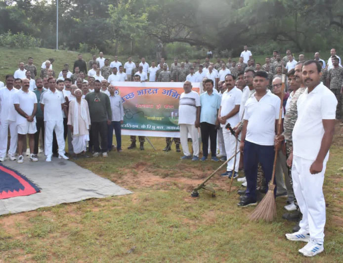 47 बटालियन सीआरपीएफ ने सरयू सरोवर में चलाया स्वच्छता अभियान