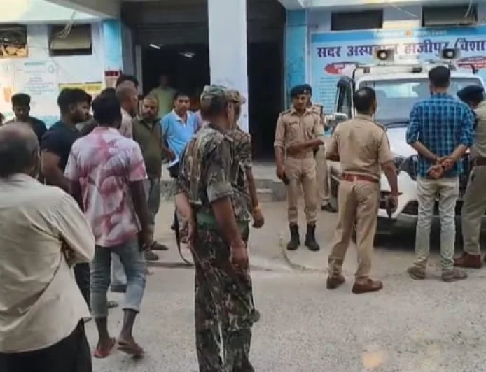 वैशाली में बेखौफ अपराधी! भोज के लिए निकले युवक को बुलाकर मारी 3 गोलियां, हालत गंभीर