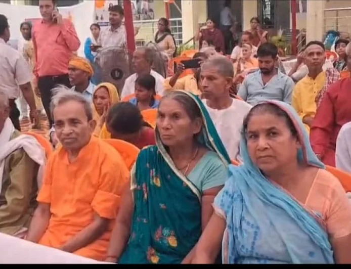 बेटे ने घर से निकाला तो 3 महीने से सड़क किनारे रह रही बुजुर्ग मां, मंत्री ने लिया संज्ञान