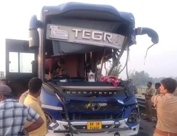 गोरखपुर लिंक एक्सप्रेसवे पर दिल्ली से दरभंगा जा रही बस ट्रेलर से भिड़ी, चार यात्रियों की मौत, तीन गंभीर घायल