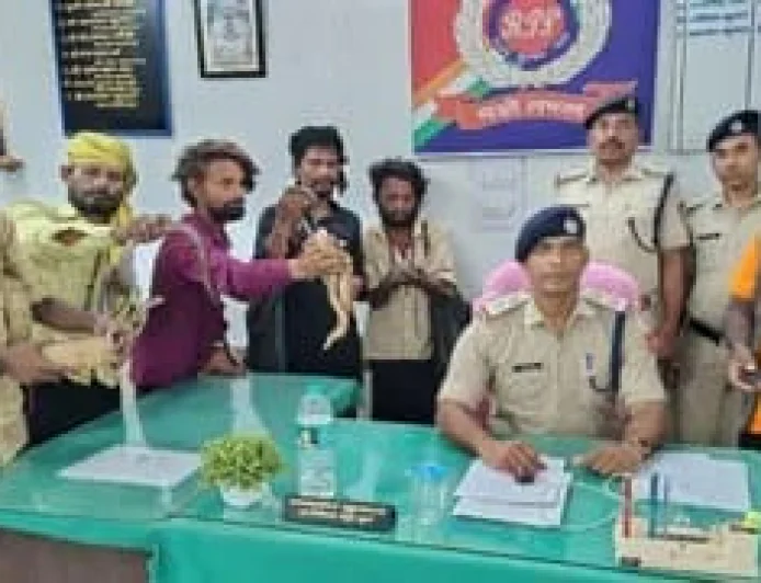 जनसेवा एक्सप्रेस में सांप दिखाकर वसूली, यात्रियों की शिकायत पर आरपीएफ का एक्शन, दिघवारा में छह सपेरे पकड़े गए