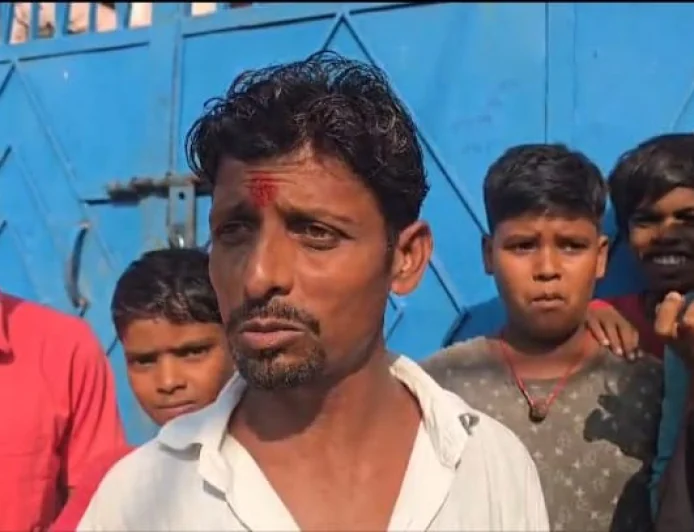 बाढ़ में मिड डे मील का चावल बेचने का आरोप, ग्रामीणों ने 35 किलो चावल के साथ रसोइया को पकड़ा