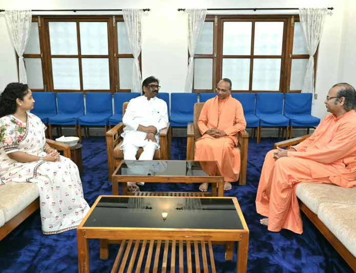 मुख्यमंत्री हेमंत सोरेन पहुंचे योगदा सत्संग आश्रम, स्वामी ईश्वरानंद और निर्मलानंद से की मुलाकात