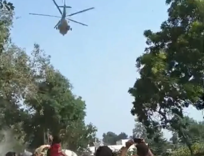 सारण में राहत सामग्री गिराने के दौरान हादसा, सिर पर पैकेट गिरने से बुजुर्ग की मौत; महिला और दो बच्चे घायल