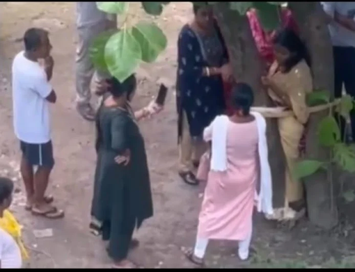 पेड़ से बांधकर महिला की पिटाई का VIDEO वायरल, पैसे के विवाद से जुड़ा बताया जा रहा मामला