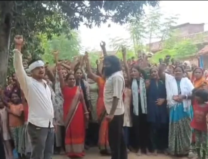 एकतरफा पुलिस कार्रवाई के आरोप पर ग्रामीणों का प्रदर्शन, दारोगा पर कार्रवाई की मांग
