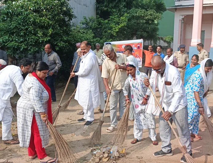 गांधी जयंती एवं "सेवा मेरा योगदान" कार्यकर्ताओं एवं स्थानीय लोगों ने दिया सत्य, अहिंसा और स्वच्छता का संदेश