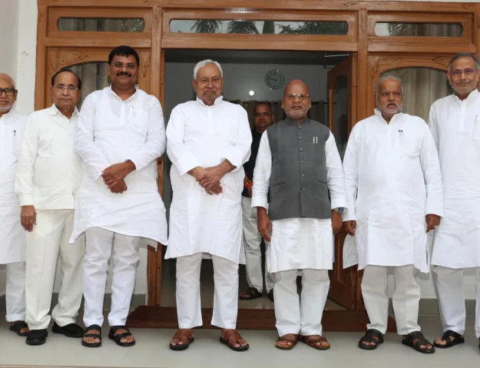 गंडक की बाढ़ पर नीतीश कुमार ने जताई चिंता, रत्नेश सदा को राहत-बचाव तेज करने का निर्देश
