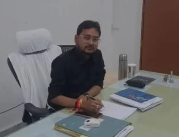 शिवाजीनगर बीडीओ का सरकारी मोबाइल नंबर साइबर फ्रॉड ने किया हैक, WhatsApp ग्रुप में भेजे फर्जी मैसेज