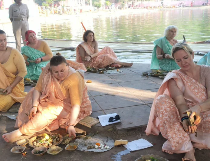 भारतीय संस्कृति से प्रभावित विदेशी श्रद्धालु, अक्षयवट में किया पूर्वजों का पिंडदान