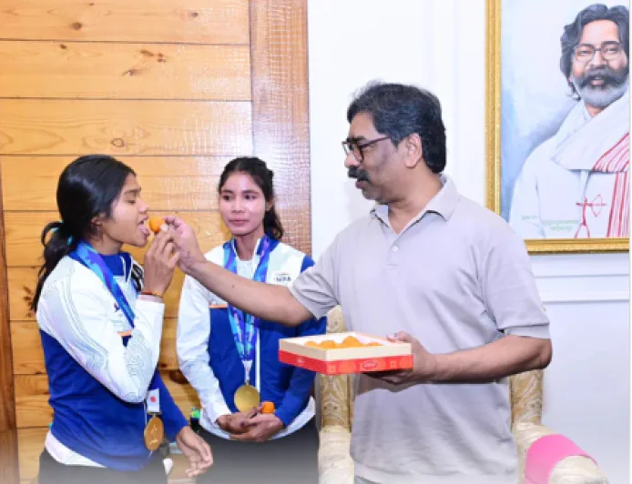 झारखंड की चैंपियन बेटियों से मिले सीएम हेमंत सोरेन, एशियन गेम्स में स्वर्ण पदक जीतने पर दी बधाई