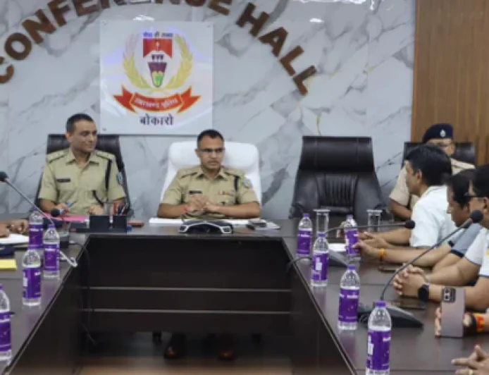 बोकारो पुलिस और चैंबर ऑफ कॉमर्स की बैठक, ट्रैफिक, पार्किंग और रात्रि सुरक्षा पर बनी रणनीति