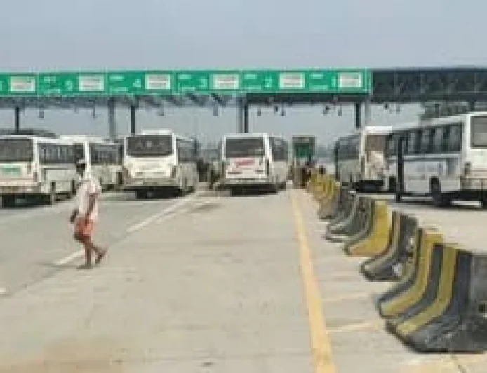 नालंदा में टोल प्लाजा पर स्थानीय बसों से अधिक टोल वसूली का आरोप, बस मालिकों ने किया चक्का जाम; यात्रियों की बढ़ी परेशानी