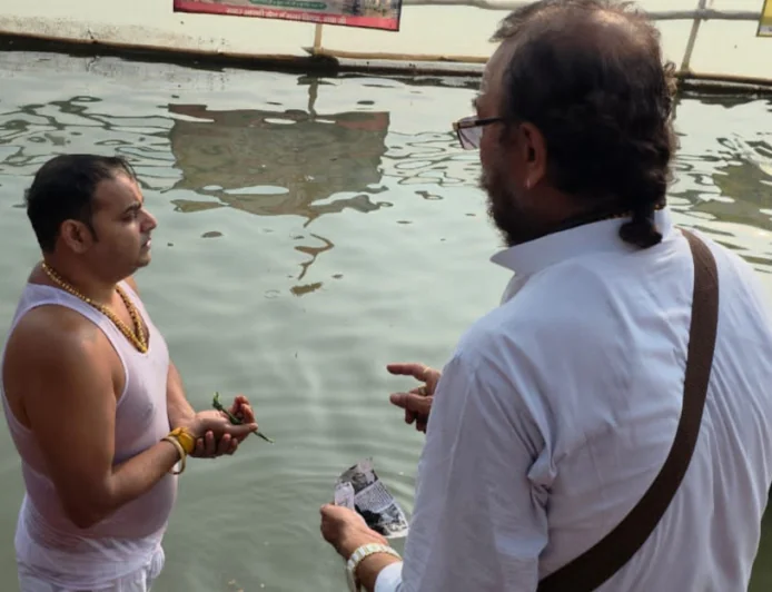 फल्गु तट पर मेयर ने किया पितरों का तर्पण, पूर्वजों की मोक्ष की कामना, देवघाट पर विधि-विधान से पूजा-अर्चना के बाद गरीबों को कराया भोजन