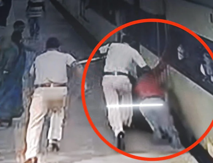 चलती ट्रेन की चपेट में आने से दिव्यांग यात्री की बची जान, आरपीएफ जवानों ने दिखाई बहादुरी