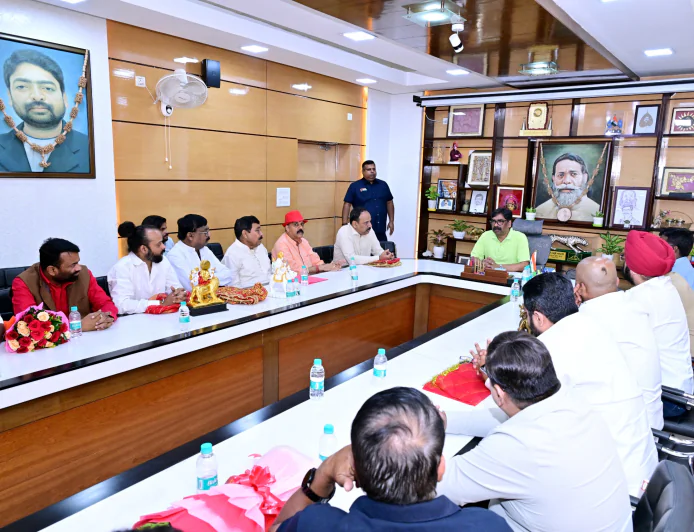 CM हेमंत सोरेन से रांची की दुर्गा पूजा समितियों ने की मुलाकात, पंडाल भ्रमण का दिया न्योता; नशामुक्ति और इको-फ्रेंडली विसर्जन पर जोर