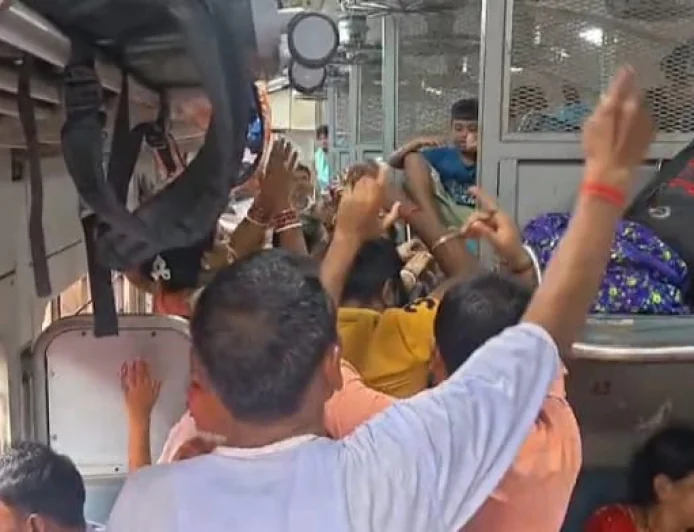 बाढ़ रेलवे स्टेशन पर भजन-कीर्तन का अद्भुत नजारा, ट्रेन में श्रद्धालुओं के साथ झूमते दिखे यात्री