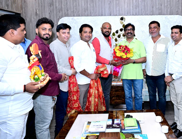 CM हेमंत सोरेन से दशहरा समितियों के प्रतिनिधिमंडल ने की मुलाकात, 20 अक्टूबर के रावण दहन कार्यक्रम में शामिल होने का दिया न्योता