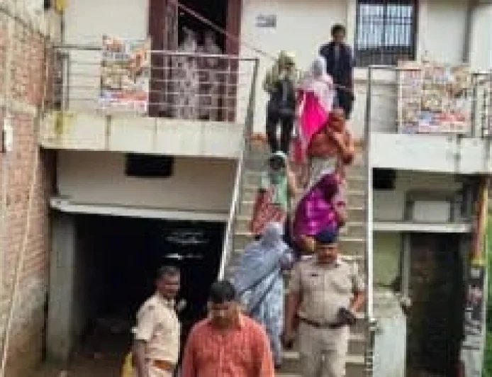 नौबतपुर में गेस्ट हाउस की आड़ में देह व्यापार का आरोप, संचालक समेत 16 हिरासत में
