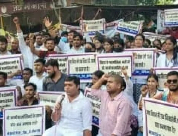 बिहार में फार्मासिस्ट बहाली पर घमासान, B-फार्मा डिग्रीधारी अनशन पर; डिप्लोमा धारकों ने कोर्ट आदेशों का हवाला देकर किया विरोध