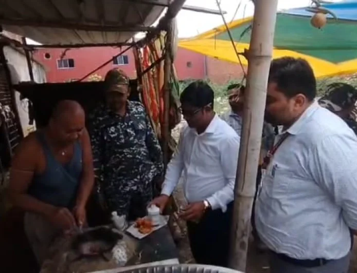 कोडरमा में मिलावटखोरों पर प्रशासन का शिकंजा, 22 दुकानों की जांच; अखाद्य रंग मिलने पर मिठाइयां नष्ट
