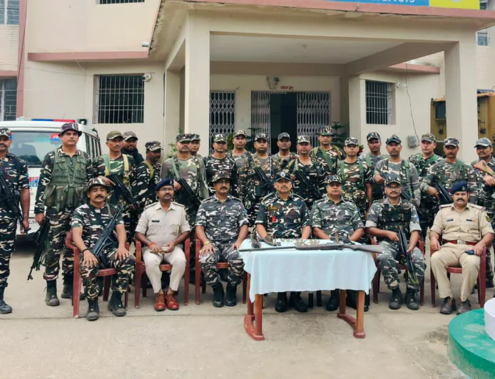 हिसिर-तेलेटांड़ जंगल में हथियारों का जखीरा बरामद, कार्बाइन समेत भारी मात्रा में गोलियां जब्त