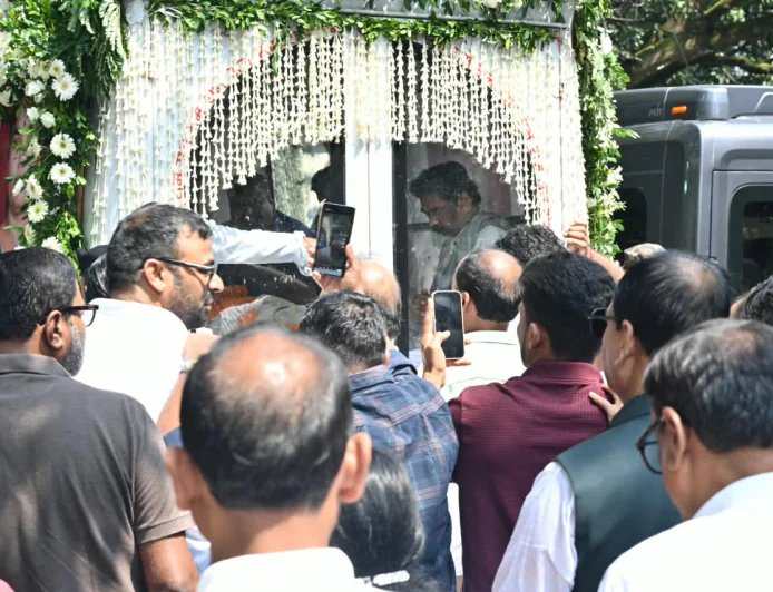 शिबू सोरेन आवास से अंतिम यात्रा के लिए रवाना हुआ रूपी सोरेन का पार्थिव शरीर, नम आंखों से दी जा रही विदाई