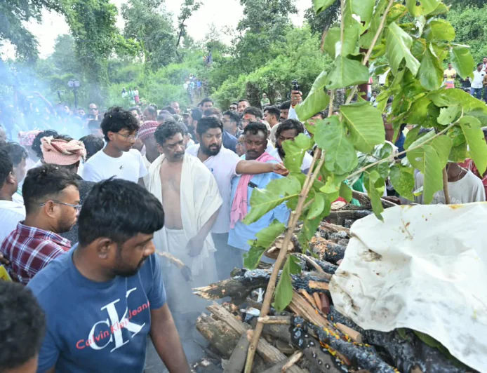 नेमरा में रूपी सोरेन को अंतिम विदाई, हेमंत सोरेन ने दी मुखाग्नि; अंतिम दर्शन को उमड़ा जनसैलाब
