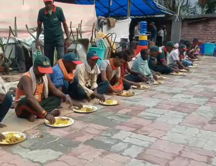 पितृपक्ष मेले में सफाई कर्मचारियों के लिए भोजन की भी व्यवस्था