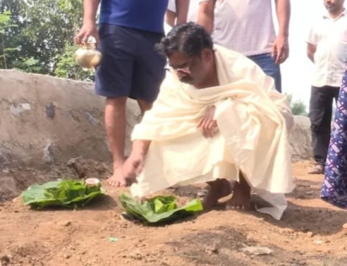 मां रूपी सोरेन की स्मृति में हेमंत सोरेन ने निभाई पारंपरिक रस्म, नेमरा में परिजनों के साथ किया भोजन परोसने का संस्कार