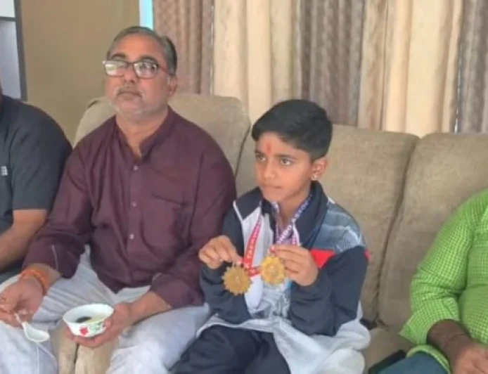 इंदौर में नेशनल ताइक्वांडो चैंपियनशिप में गोल्ड जीतकर कटिहार लौटा गोपाल, पिता का सीना गर्व से चौड़ा