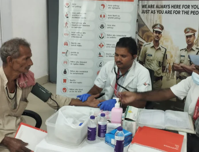 एसबीआई मोतिहारी बाजार शाखा ने पेंशनभोगियों के लिए लगाया स्वास्थ्य जांच शिविर