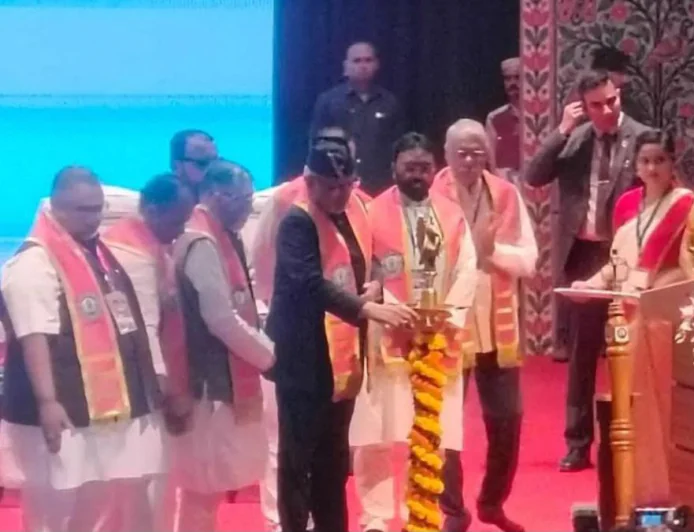 उपराष्ट्रपति सीपी राधाकृष्णन पहुंचे देवघर, राज्यपाल संतोष गंगवार ने किया स्वागत