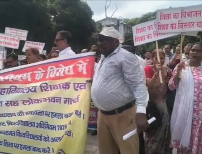 जेडी वीमेंस कॉलेज में अधिनियम के विरोध में सड़क पर उतरे प्रोफेसर-कर्मचारी, पुलिस कार्रवाई के बाद हुआ हंगामा