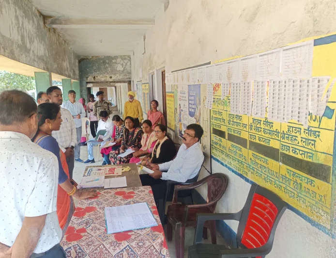 झारखंड के सभी मतदान केंद्रों पर मेगा हेल्पडेस्क, युवाओं को मतदाता सूची में नाम जुड़वाने के लिए किया गया जागरूक