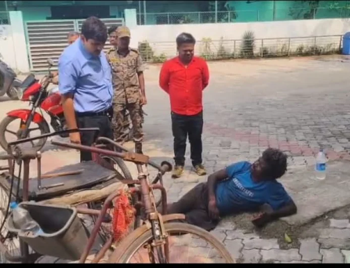 बेरमो में दिव्यांग की टूटी ट्राई साइकिल बनी परेशानी, विधायक और बीडीओ की पहल से मिला नया सहारा
