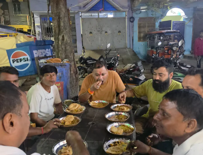 सेवा दिवस पर सामूहिक भंडारे का आयोजन, एक पंगत में बैठे सभी वर्गों के लोग