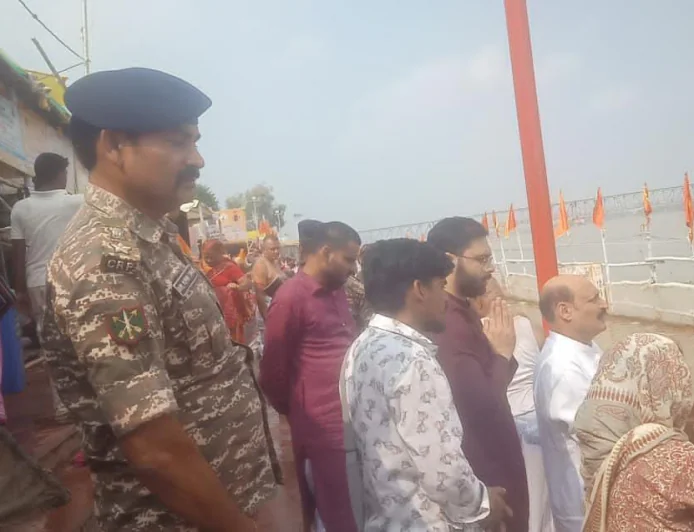 बिहार सेक्टर के पुलिस महानिरीक्षक राज कुमार ने धर्मपत्नी के साथ किया पितरों का तर्पण