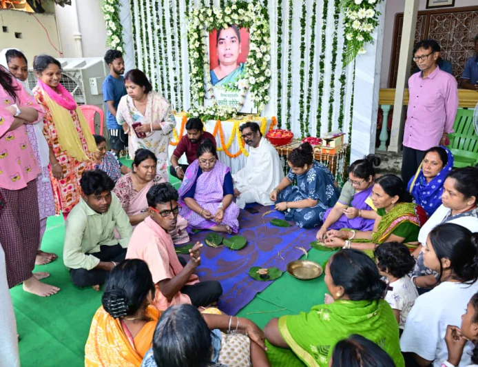 हेमंत सोरेन ने दिवंगत माता रूपी सोरेन की आत्मा की शांति के लिए किया जादोपटिया अनुष्ठान