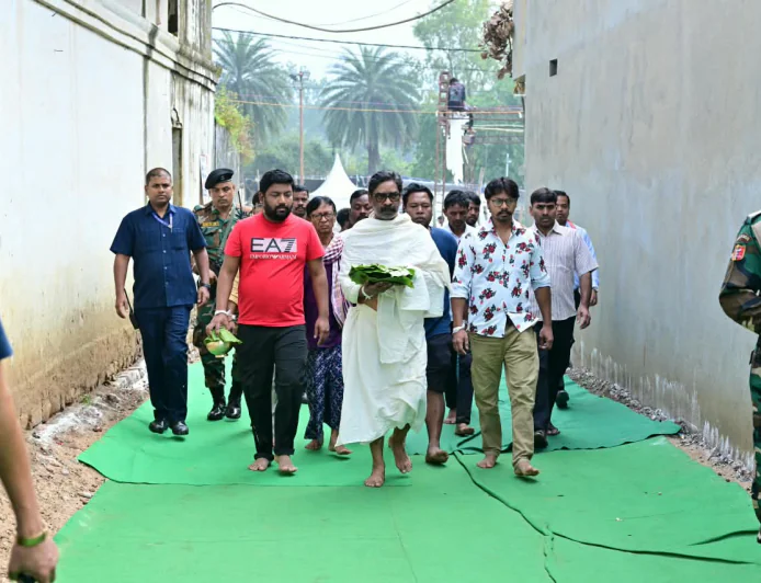 दिवंगत माता रूपी सोरेन की स्मृति में हेमंत सोरेन ने निभाई पारंपरिक रस्में, नम आंखों से किया नमन