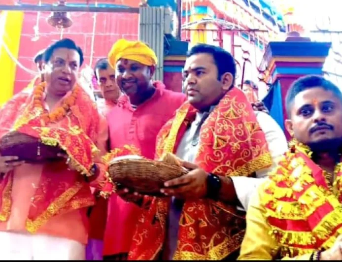मां छिन्नमस्तिका के दरबार में पहुंचे बॉलीवुड निर्देशक मधुर भंडारकर, बोले- यहां की अलौकिक ऊर्जा अद्भुत है