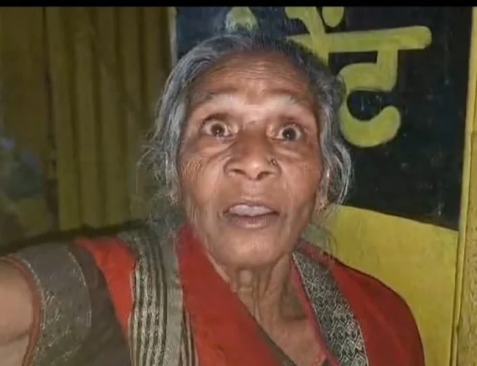 कोडरमा में पुलिसकर्मी बनकर ठगी, बुजुर्ग महिला की सोने की चेन लेकर फरार हुए दो शातिर