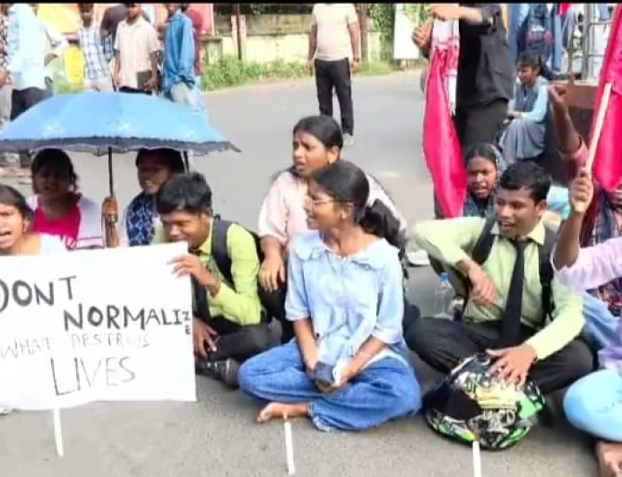 दुमका में नाबालिग की मौत पर उबाल, न्याय की मांग को लेकर छात्रों ने किया सड़क जाम; आरोपियों की गिरफ्तारी की मांग