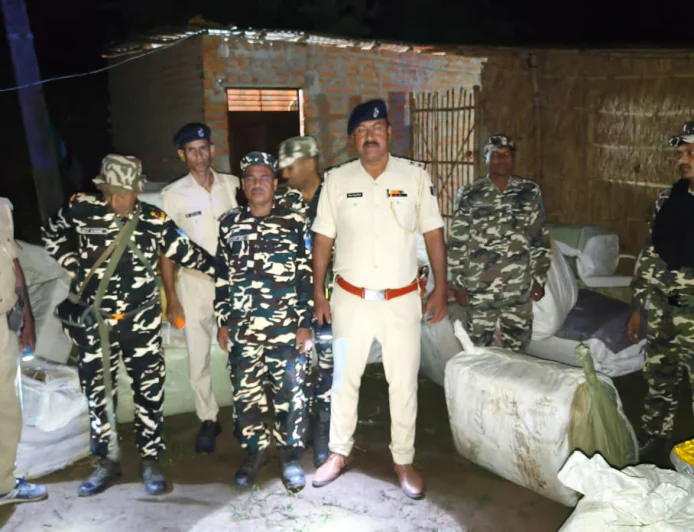 एसएसबी और बिहार पुलिस की संयुक्त कार्रवाई, कपड़े के 58 बंडल जब्त
