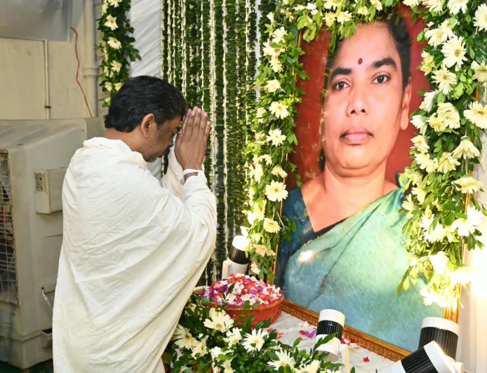 मां रूपी सोरेन के श्राद्धकर्म में पारंपरिक रस्में निभा रहे मुख्यमंत्री हेमंत सोरेन, नेमरा स्थित पैतृक आवास पर किया स्मरण
