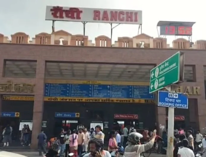 रांची रेलवे स्टेशन पर आरपीएफ जवानों और ट्रांसजेंडर समूह के बीच विवाद, पथराव में दो जवान घायल