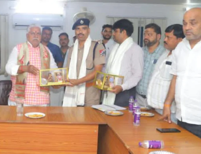 पितृपक्ष मेला में उत्कृष्ट कार्य के लिए आरपीएफ प्रभारी बनारसी यादव सम्मानित, विधानसभा अध्यक्ष प्रेम कुमार ने अंगवस्त्र एवं स्मृति चिह्न देकर किया सम्मानित