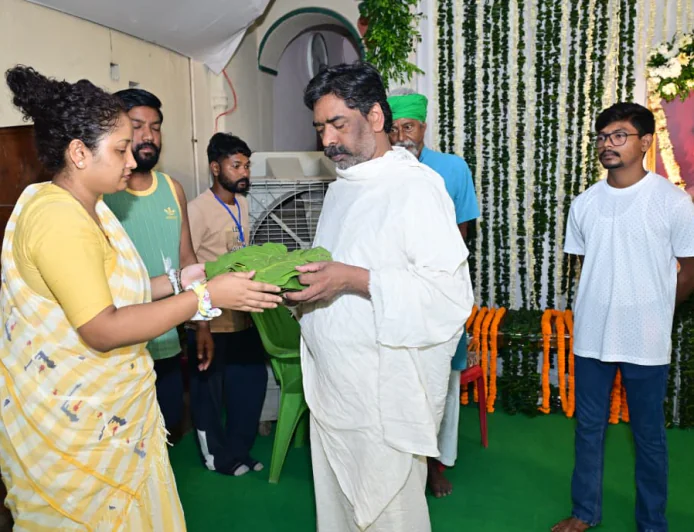 मां रूपी सोरेन के श्राद्धकर्म में मुख्यमंत्री हेमंत सोरेन ने निभाई पारंपरिक रस्में, नेमरा स्थित पैतृक आवास पर संपन्न हुए संस्कार