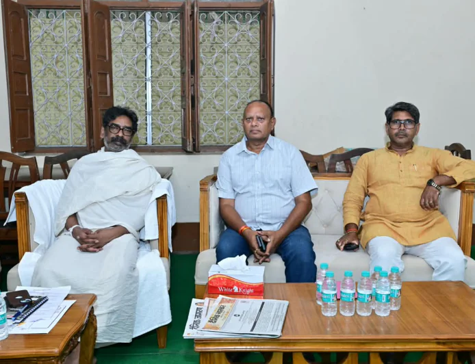 नेमरा में दिवंगत रूपी सोरेन को श्रद्धांजलि देने पहुंचे केंद्रीय मंत्री, मंत्री-विधायक और विभिन्न दलों के नेता, हेमंत सोरेन से मिलकर जताया शोक