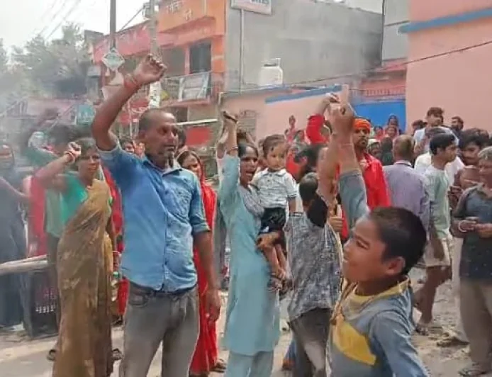 करंट से झुलसी छात्रा का हाथ काटने की आशंका, कार्रवाई की मांग पर स्कूल के बाहर 3 घंटे प्रदर्शन